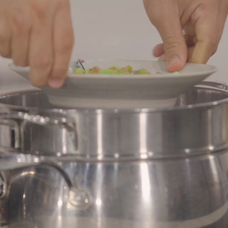 Step 2 Beating eggs and steaming okra Steamed okra with egg