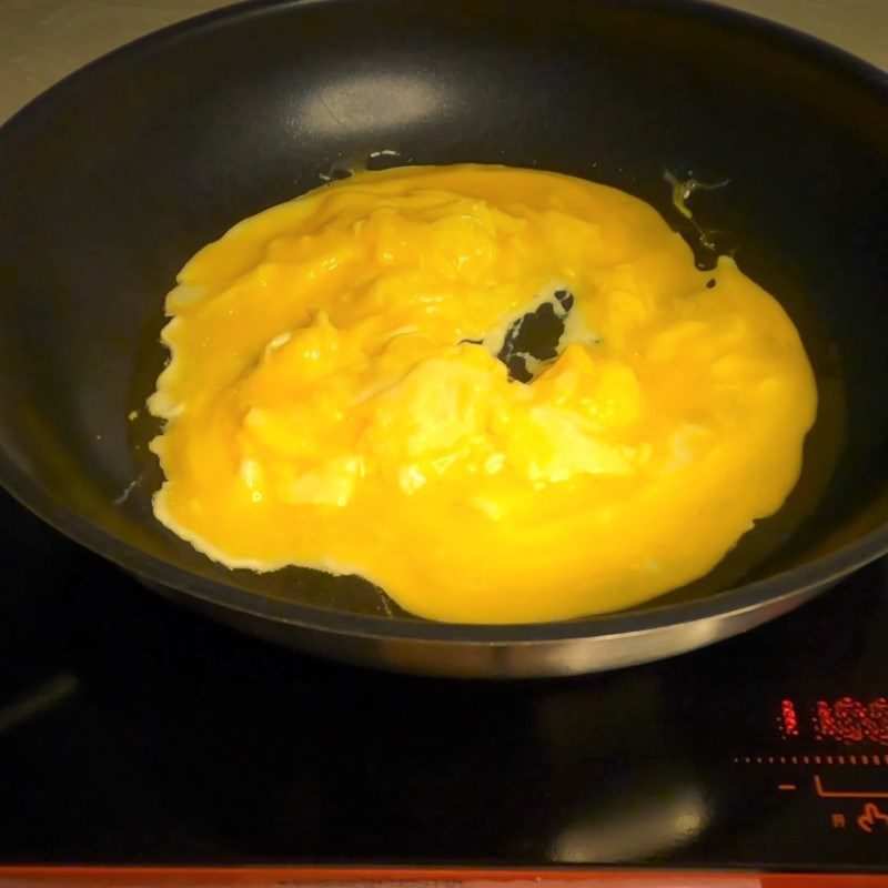 Step 2 Whisking and frying chicken eggs Cucumber stir-fried with eggs