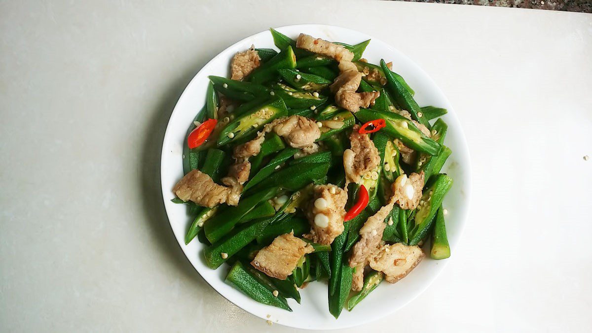 Stir-fried okra with pork belly