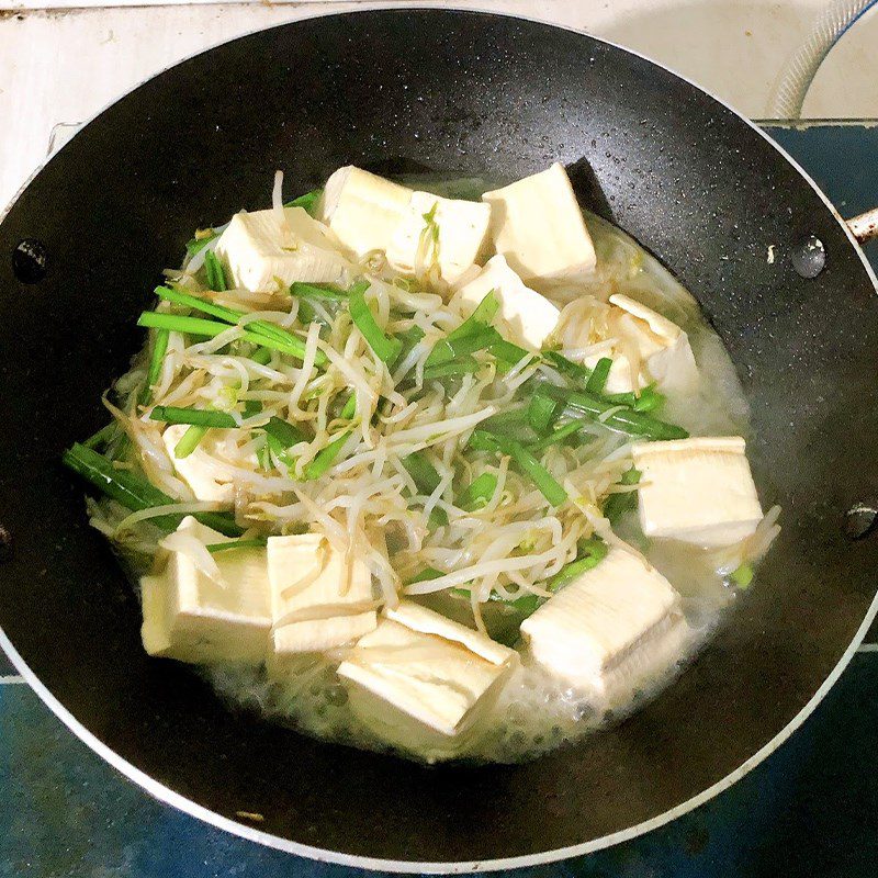 Step 2 Stir-fried tofu with chives and bean sprouts