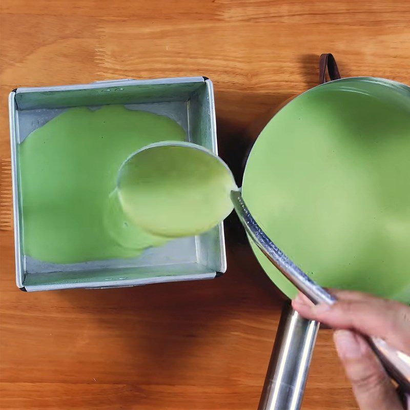 Step 8 Pouring the cake and finishing multi-layer pandan chiffon cake