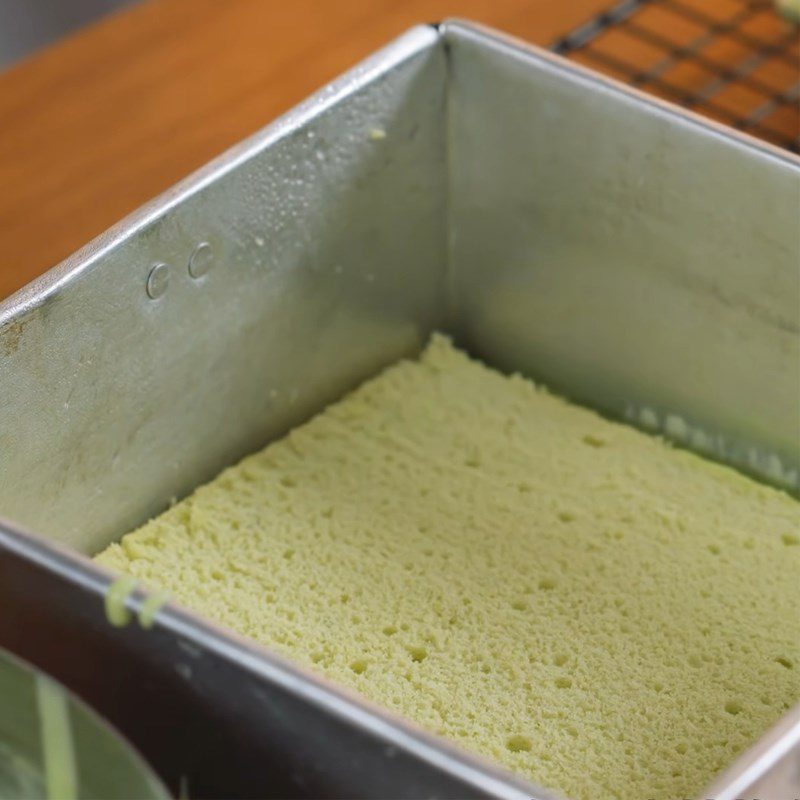 Step 8 Pouring the cake and finishing multi-layer pandan chiffon cake