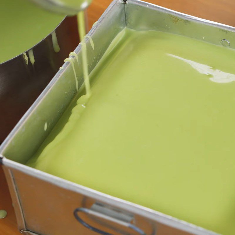 Step 8 Pouring the cake and finishing multi-layer pandan chiffon cake