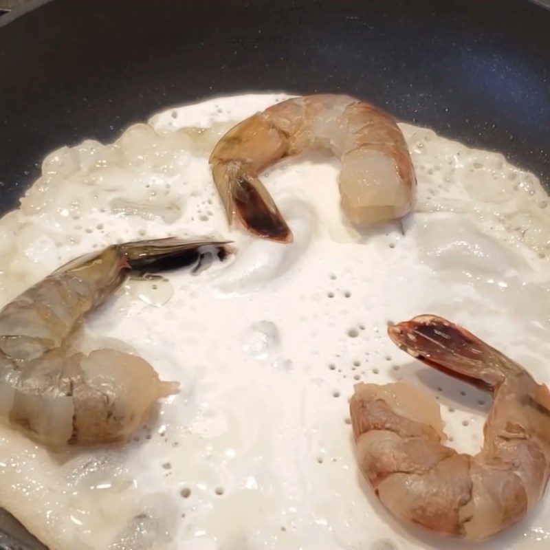 Step 4 Pour the pancake for Binh Dinh pancake with shrimp and squid filling