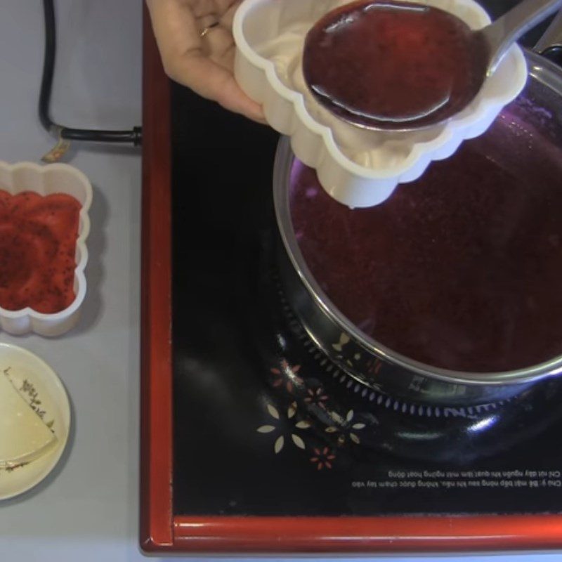 Step 3 Pour the jelly powder for the first time Dragon fruit jelly mooncake with cheese filling