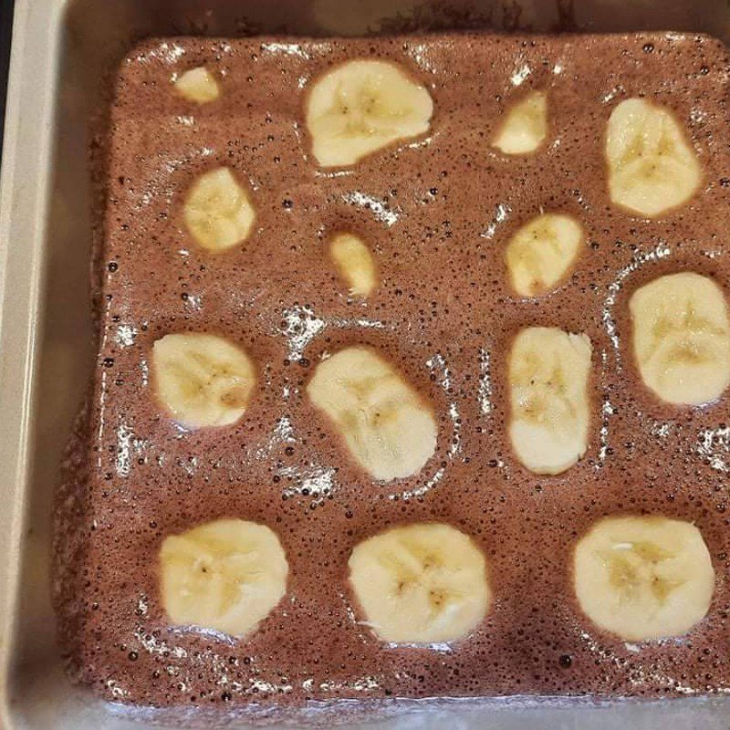 Step 5 Pour the batter into the mold Chocolate banana sponge cake