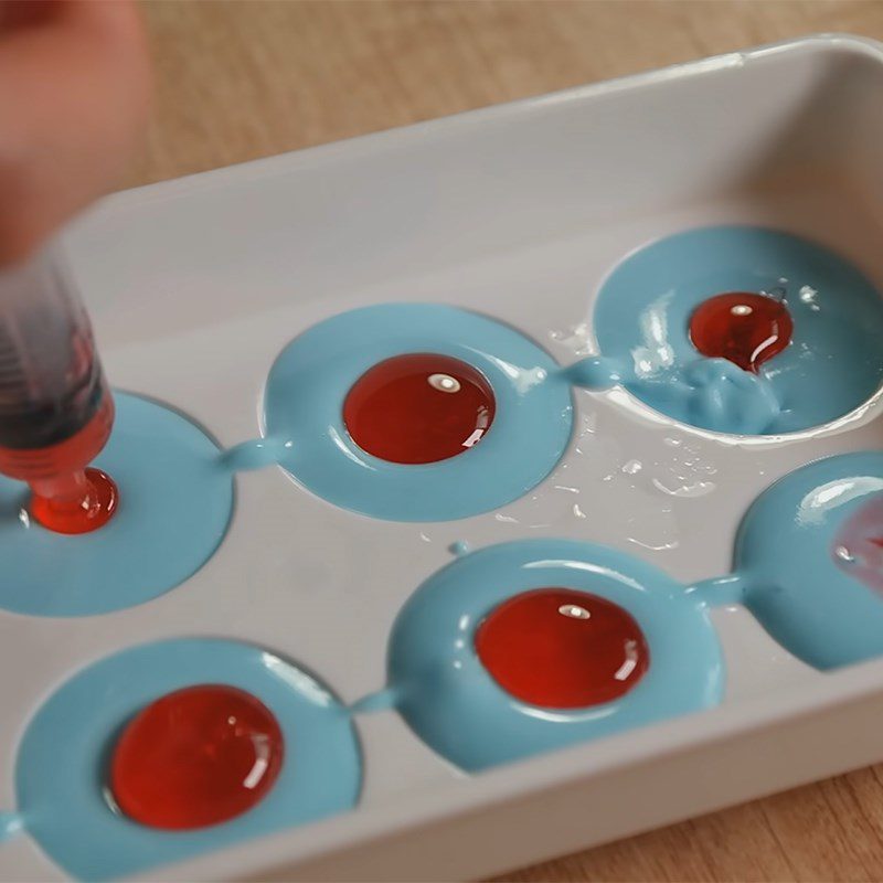 Step 3 Pour the candy into molds and finish Earth jelly candy