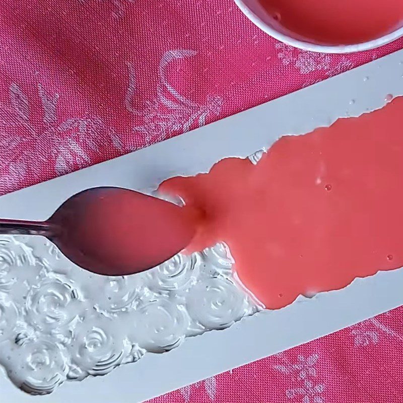 Step 4 Pouring the flower and decorative letter molds for coconut jelly birthday cake