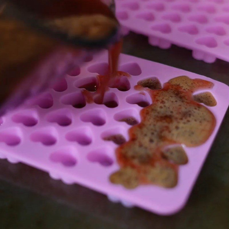 Step 3 Pour the gummy candy Heart-Shaped Gummy Candy Coated in Sugar