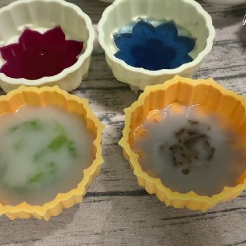 Step 3 Pouring the jelly mold for the first time Cheese-filled mooncake jelly