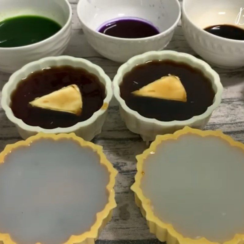 Step 4 Pouring the jelly mold for the second time Cheese-filled mooncake jelly