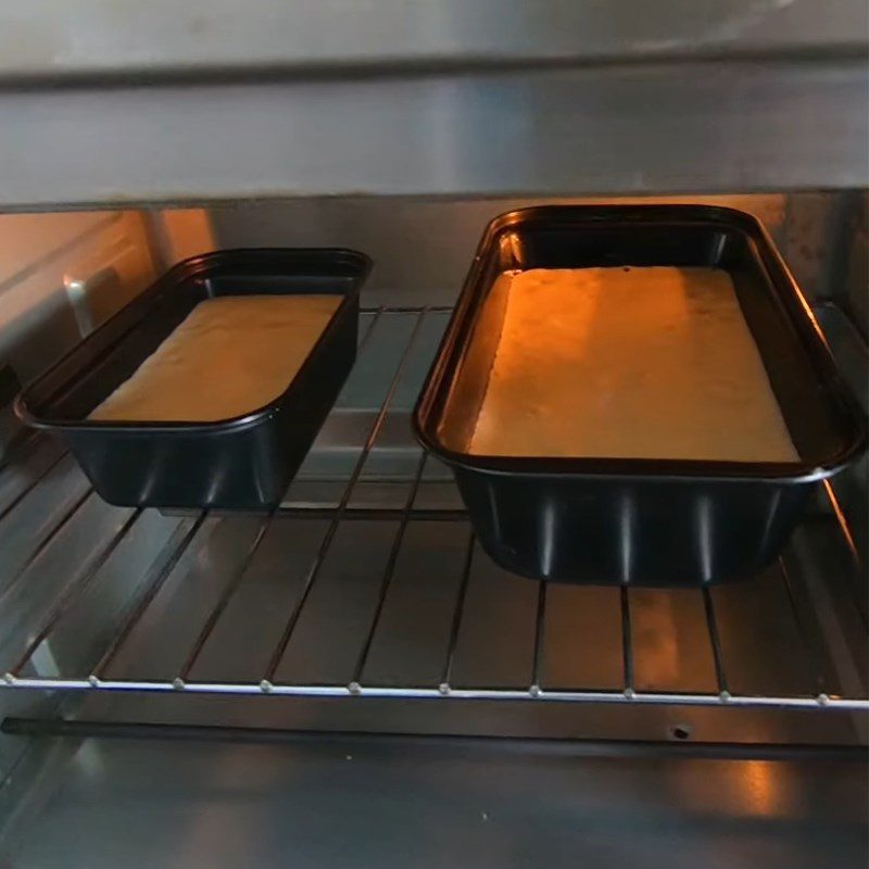 Step 4 Pouring into the mold and baking the cake for Laughing Cow cheese sponge cake