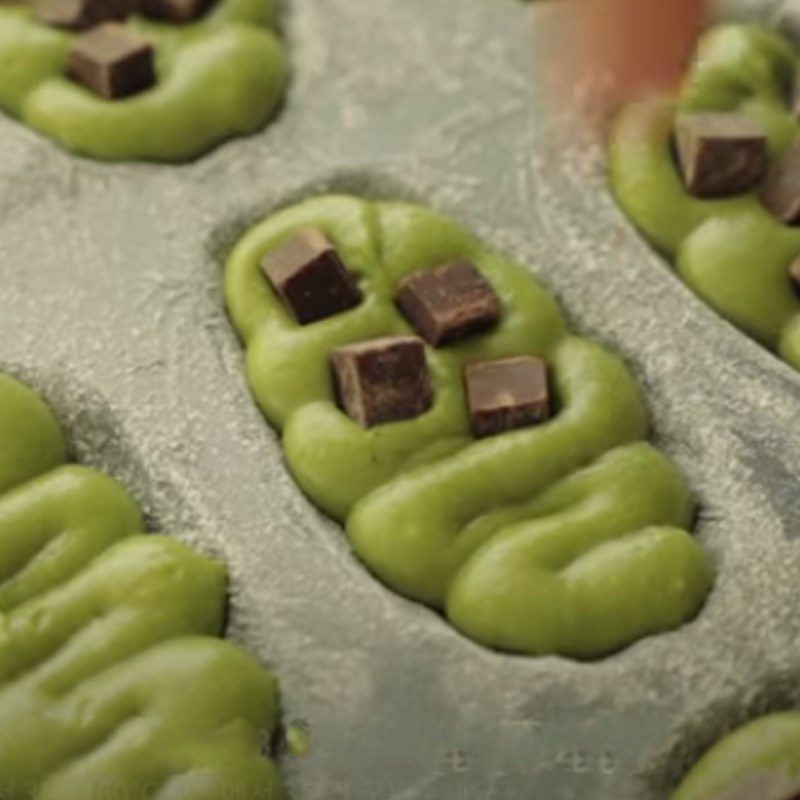 Step 3 Pour into molds and bake matcha chocolate madeleine