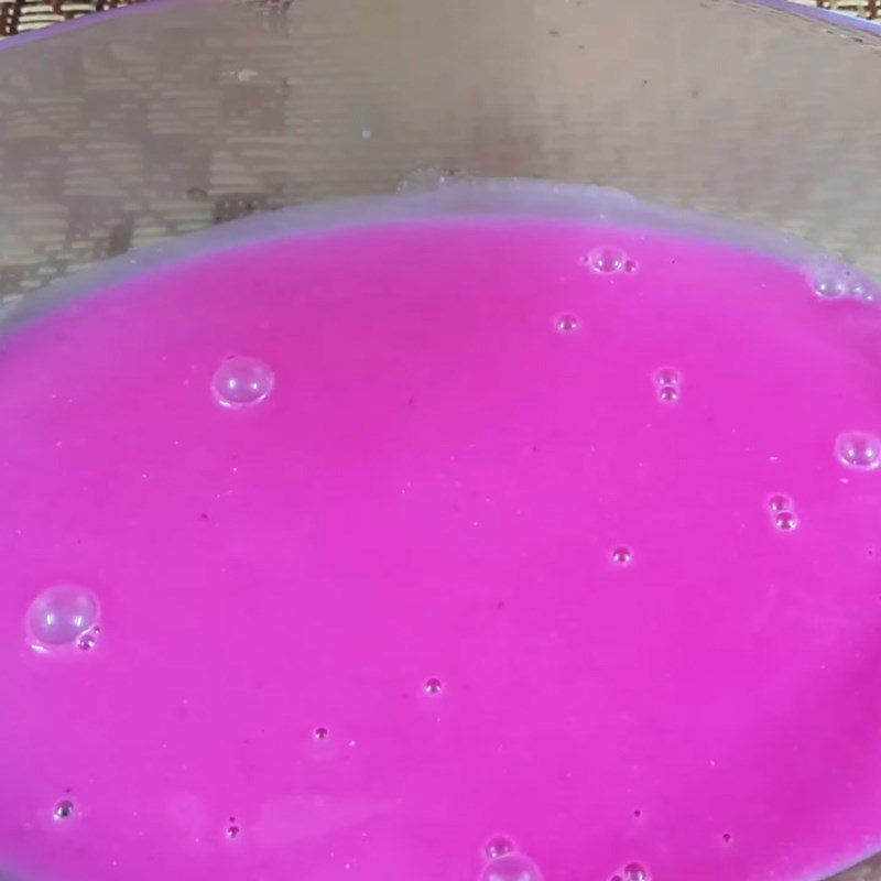 Step 6 Pour the dragon fruit jelly Dragon fruit jelly with butterfly pea flower