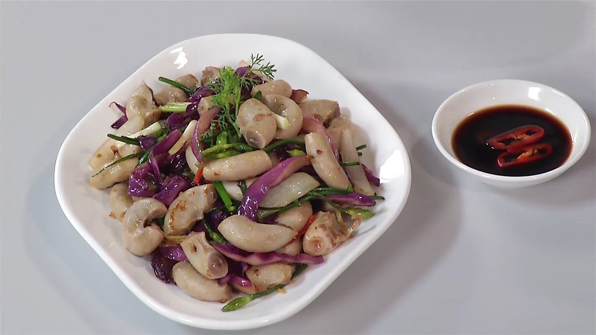 Stir-fried Pork Intestines with Cabbage