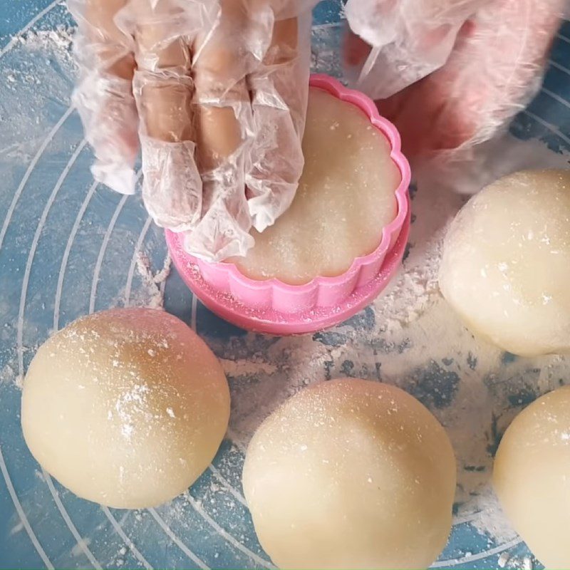 Step 3 Shape the cake Oreo Mooncake