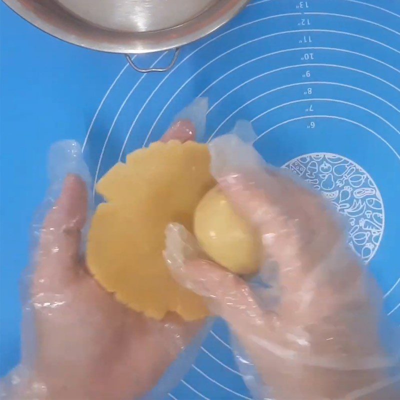 Step 6 Shape the cake Mooncake for diabetics with lotus seed filling