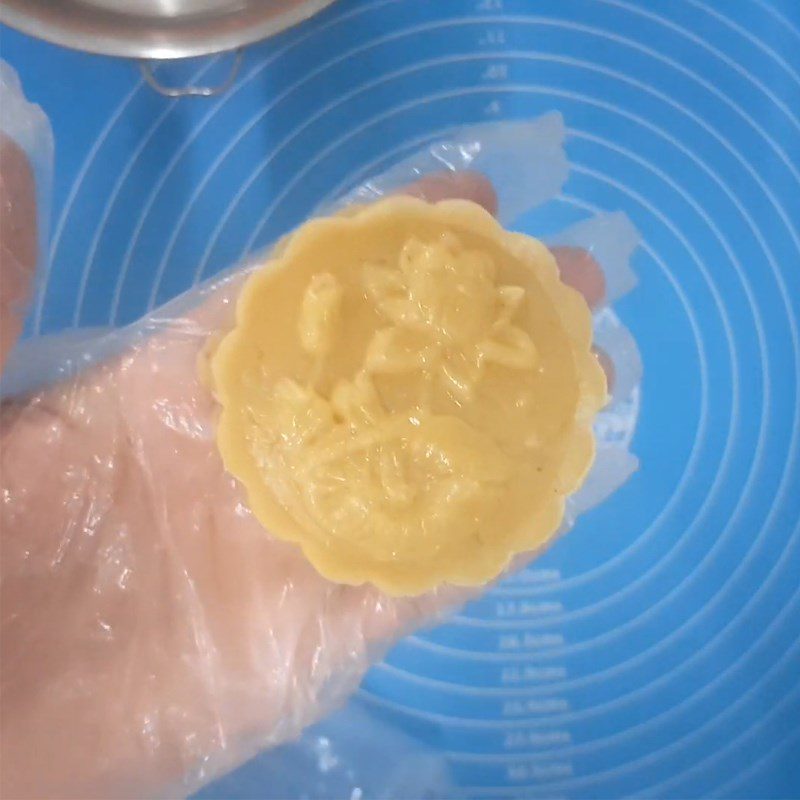 Step 6 Shape the cake Mooncake for diabetics with lotus seed filling