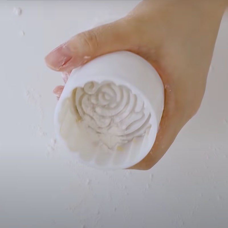 Step 3 Forming the cake with durian coconut filling using an air fryer