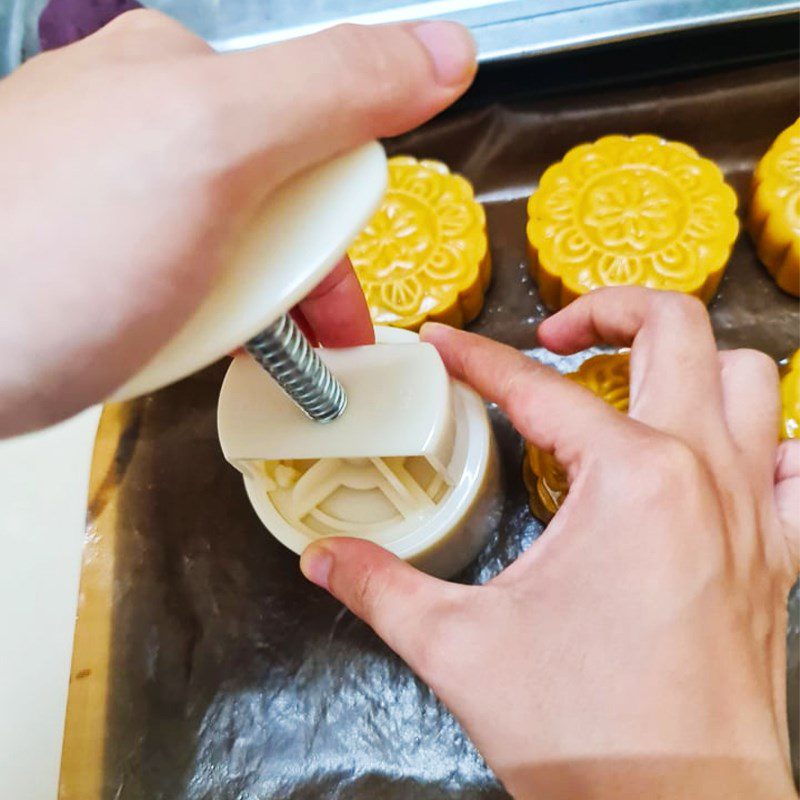 Step 4 Shaping the cake Purple sweet potato mooncake