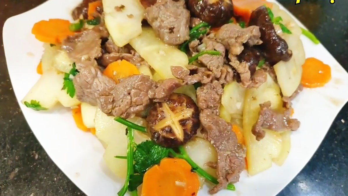 Stir-fried papaya with beef