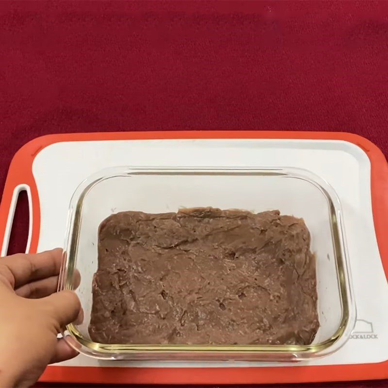 Step 4 Heat the mixture and pour into the mold for Crispy Fried Fresh Milk with Chocolate Flavor