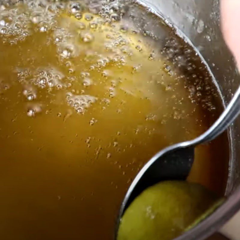 Step 3 Boil sugar water with lemon peel Mooncake sugar water for baked mooncakes