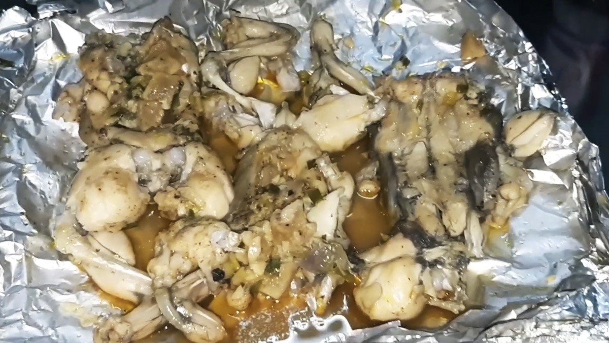 Grilled frogs with scallion oil in foil