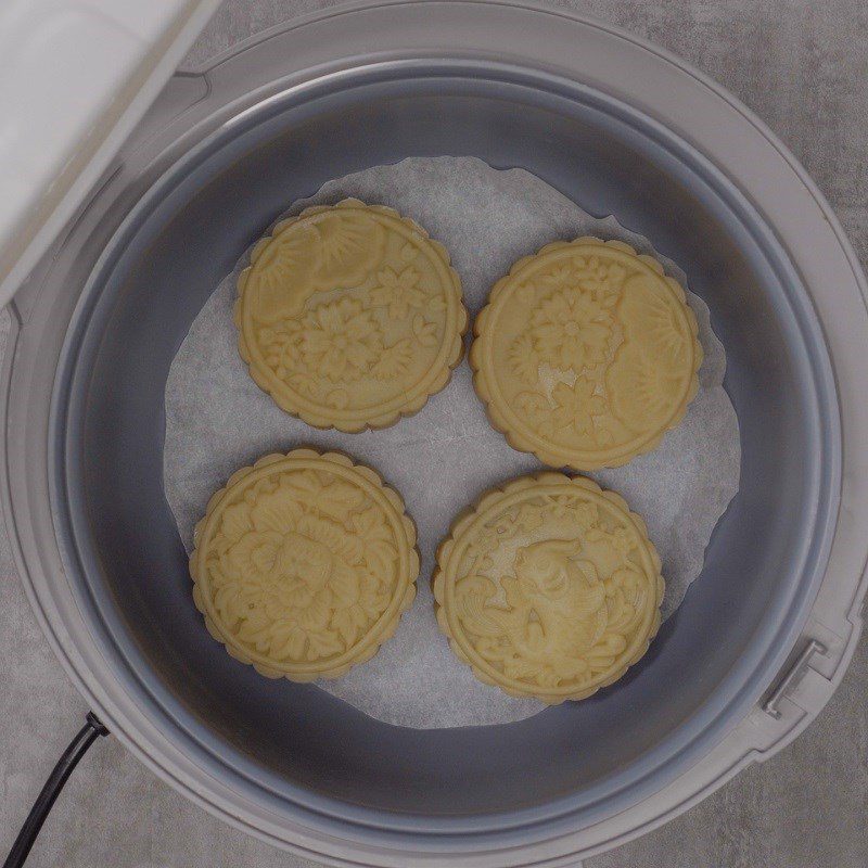 Step 5 Bake the mooncake with mung bean filling using a rice cooker