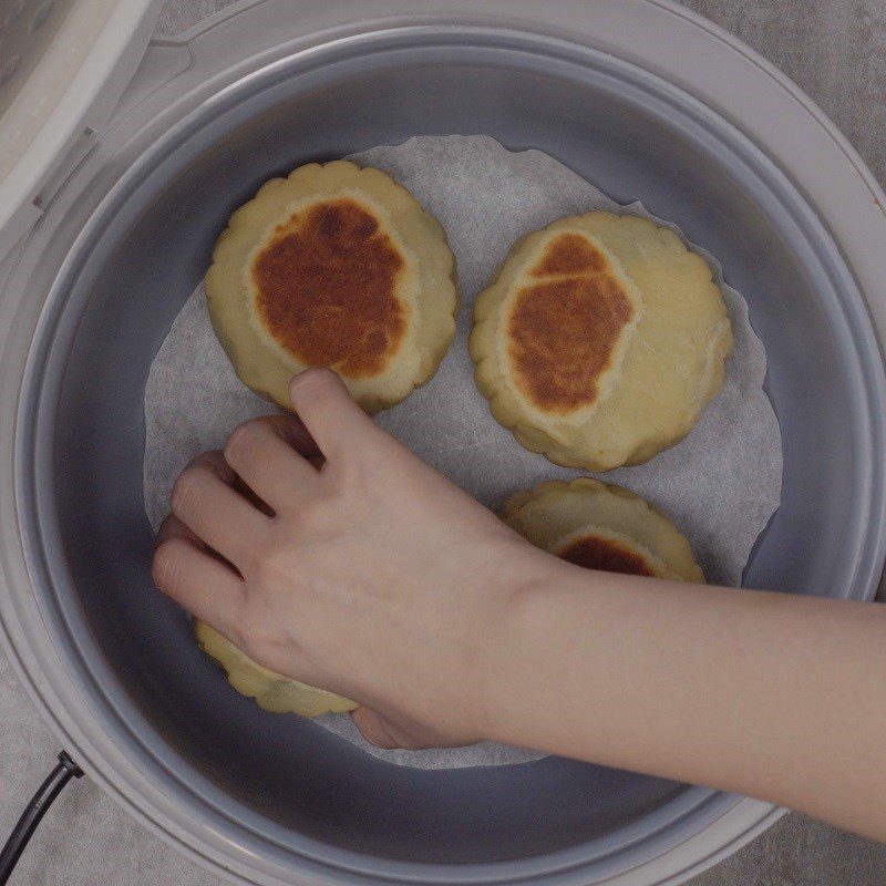 Step 5 Bake the mooncake with mung bean filling using a rice cooker