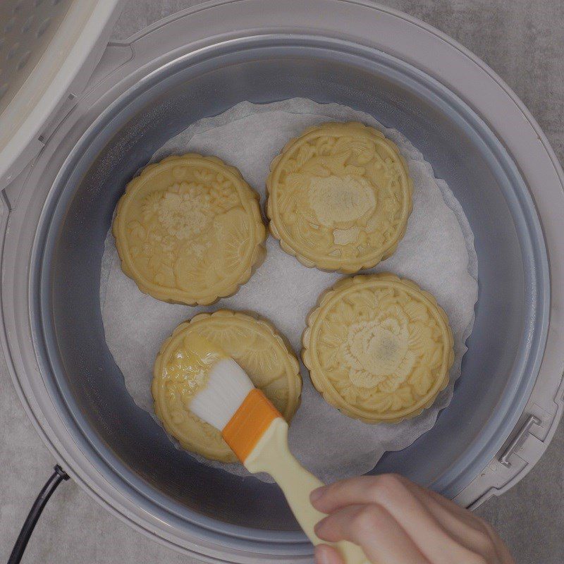 Step 5 Bake the mooncake with mung bean filling using a rice cooker