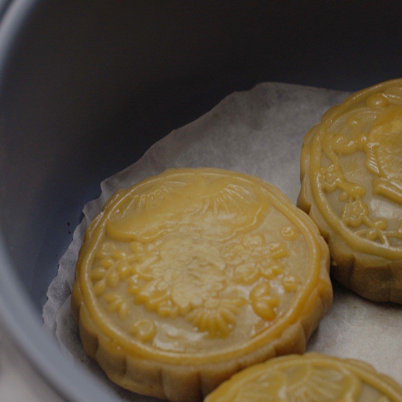 Step 5 Bake the mooncake with mung bean filling using a rice cooker