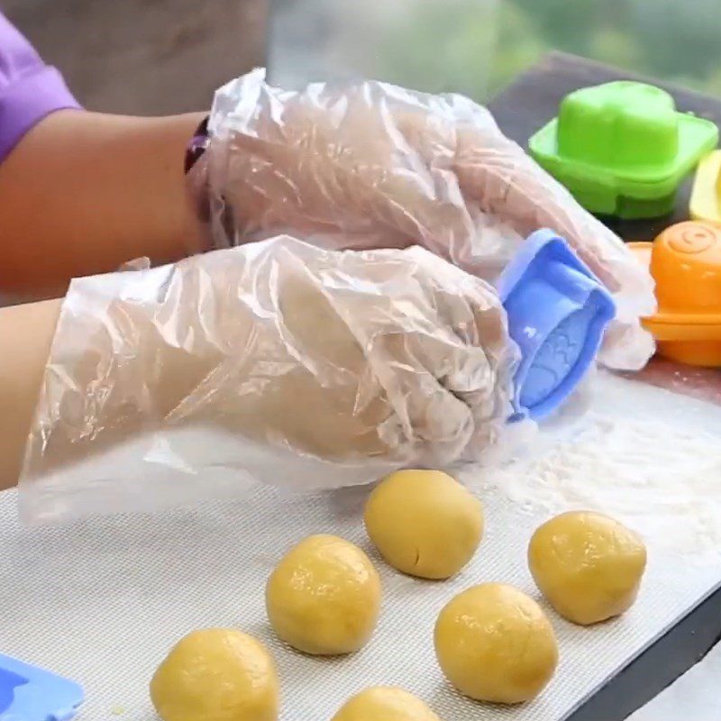 Step 4 Shaping the cake Mooncake in animal shape