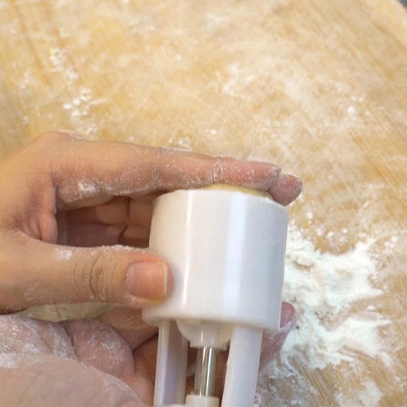 Step 6 Pressing the mold and baking the cake Mooncake with salted egg yolk using an air fryer