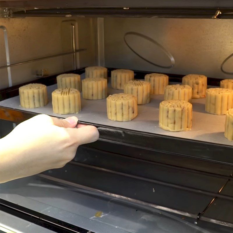 Step 6 Pressing the mold and baking the cake Mooncake with salted egg yolk using an air fryer