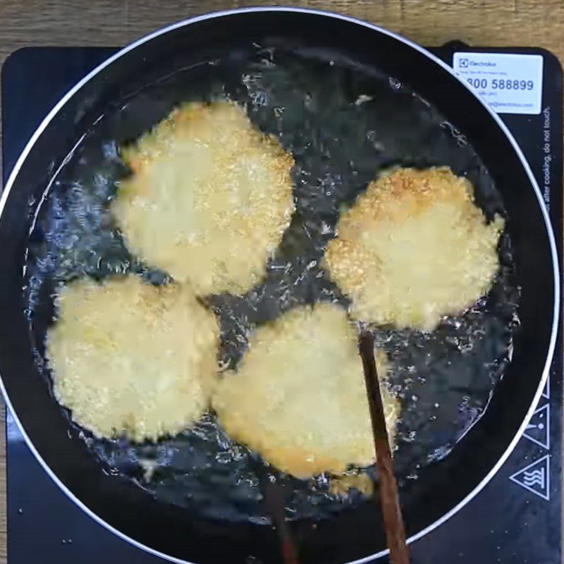 Step 2 Press and fry sticky rice Fried sticky rice with pork floss and scallion oil