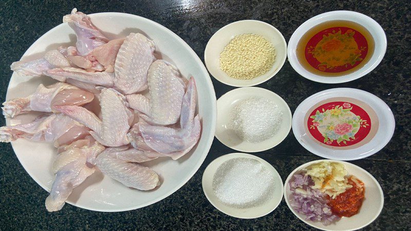 Ingredients for the dish of fried chicken wings with fish sauce using an air fryer