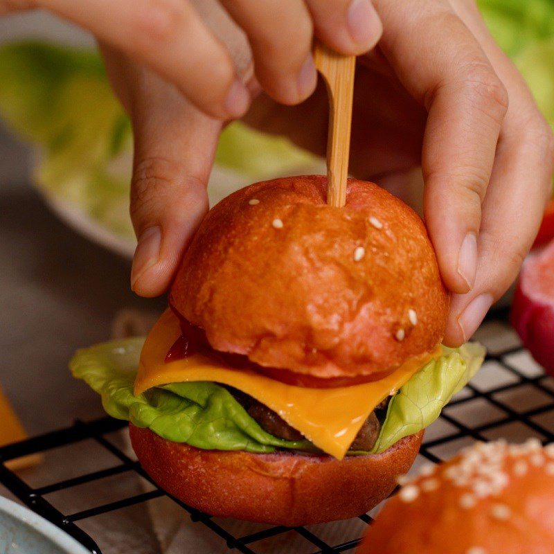 Step 6 Assembling the hamburger for dragon fruit hamburger