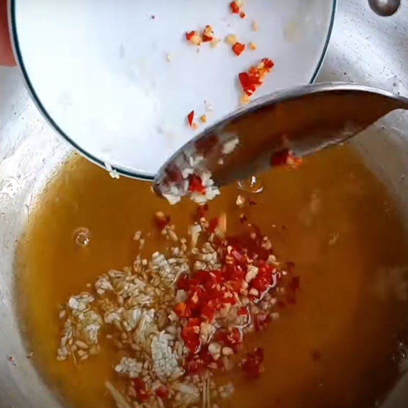 Step 3 Prepare the sauce for the vegetarian grapefruit salad