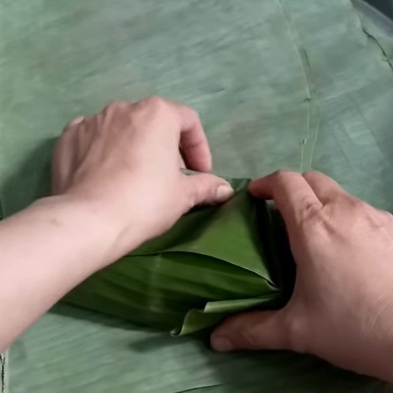 Step 5 Wrapping the Cake Sticky rice cake with mung bean and coconut filling