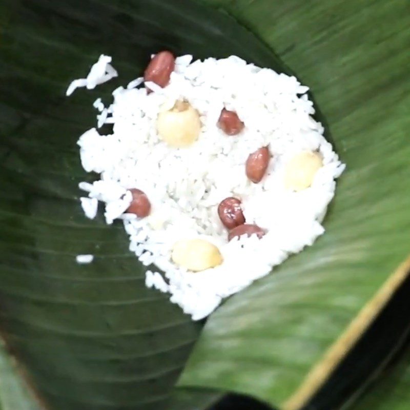 Step 8 Wrap the salted egg cake with mixed salty filling