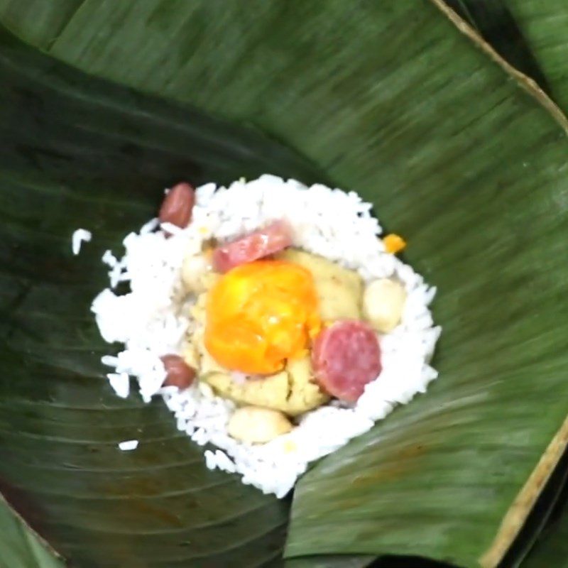 Step 8 Wrap the salted egg cake with mixed salty filling