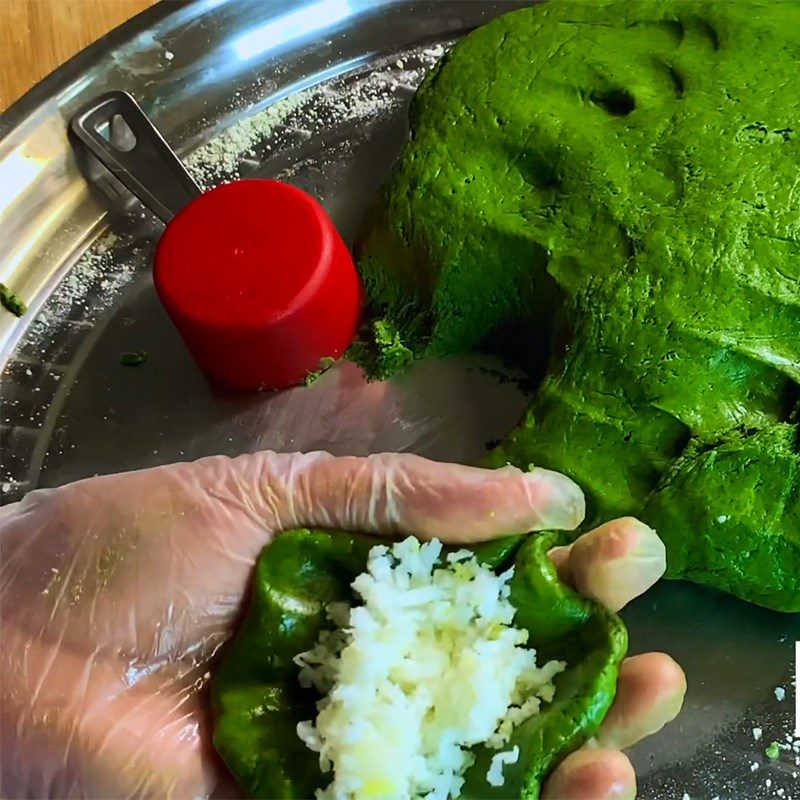 Step 3 Wrapping and steaming the cake Sticky rice cake with coconut filling