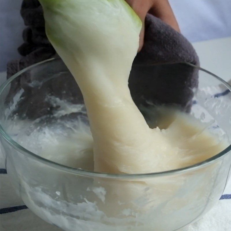 Step 2 Steaming and kneading rice flour for Injeolmi rice cake