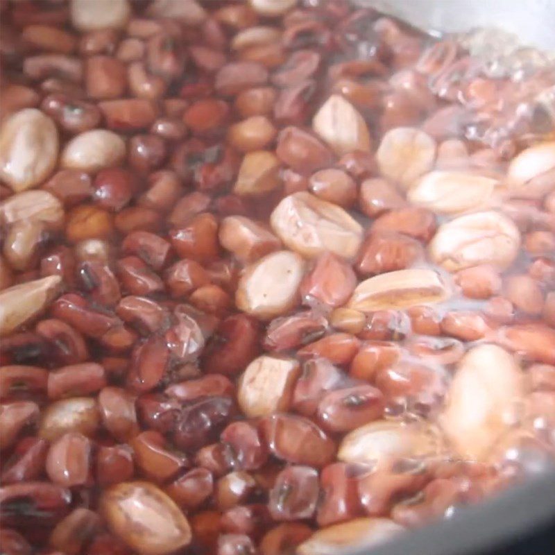 Step 2 Simmer red beans Dried sweet potatoes sprinkled with sugar and red beans