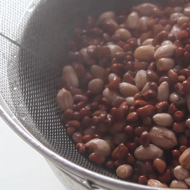 Step 2 Simmer red beans Dried sweet potatoes sprinkled with sugar and red beans