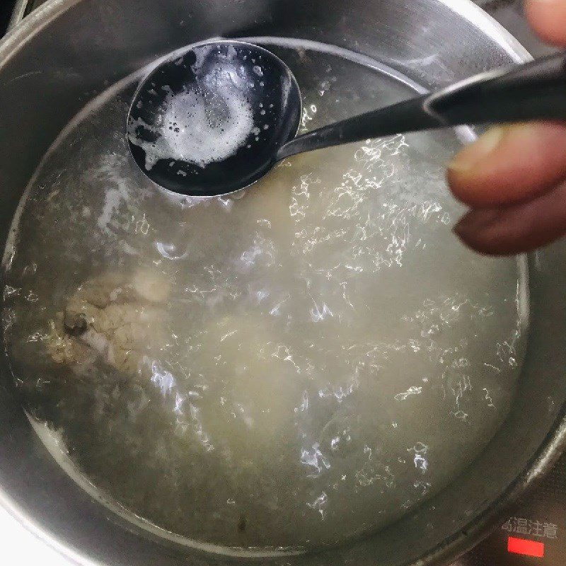 Step 2 Simmer the pork leg for the papaya pork leg soup