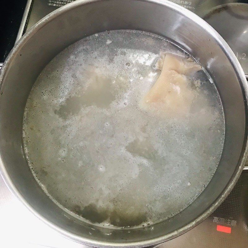 Step 2 Simmer the pork leg for the papaya pork leg soup