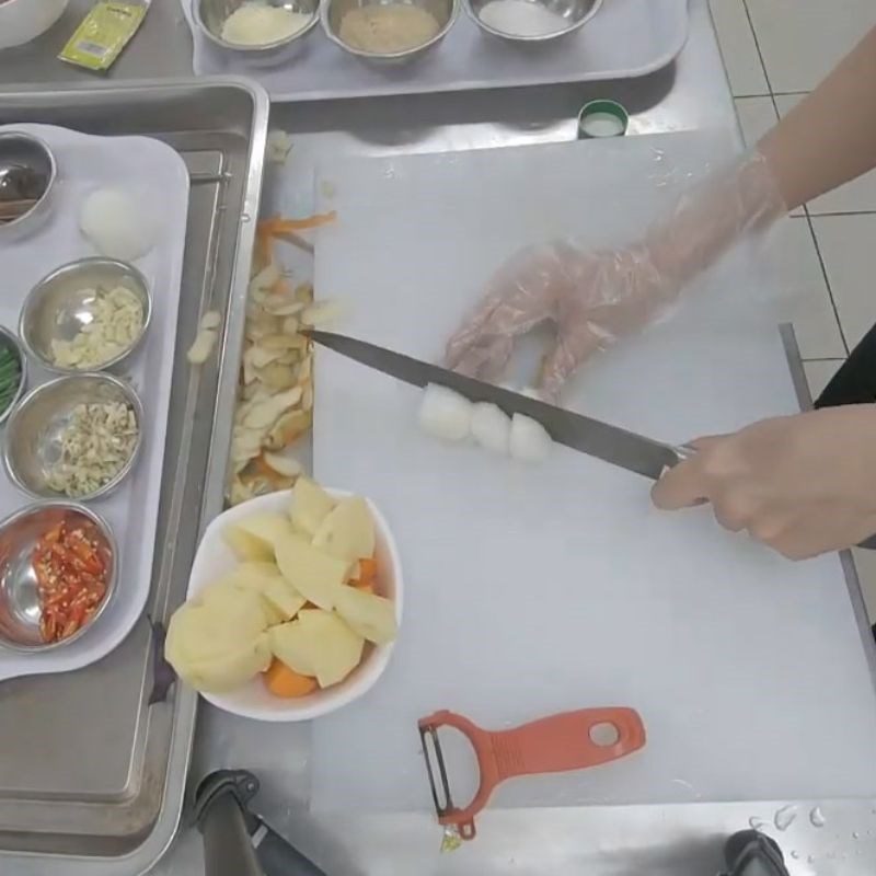 Step 3 Prepare the ingredients for buffalo meat stew with potatoes