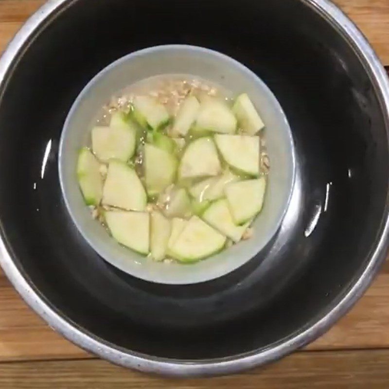 Step 2 Steamed zucchini and oats Zucchini oat porridge (for babies from 6 months old)